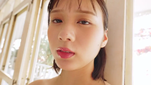 室内 · 迷离 · 面部特写 · 注视 · 高清 · 裸肩 · 正对镜头