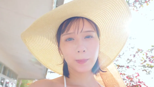 脸部特写 · 站立 · 户外 · 注视镜头 · 温柔 · 草帽 · 白色泳衣 · 清新