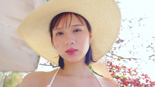 脸部特写 · 凝视 · 户外 · 正面 · 亚洲女性 · 白色比基尼 · 微张嘴 · 草帽