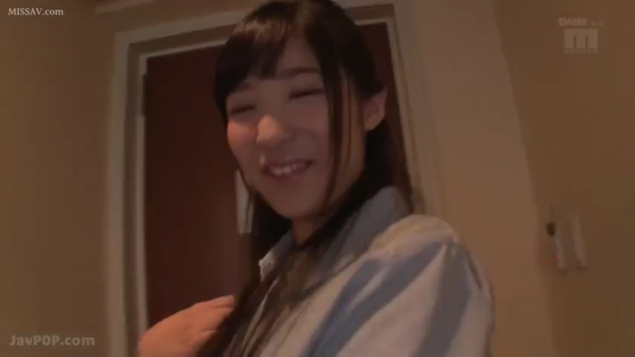 坐姿 · 面部 · 沙发 · 注视 · 俯拍 · 日常装 · 无辜
