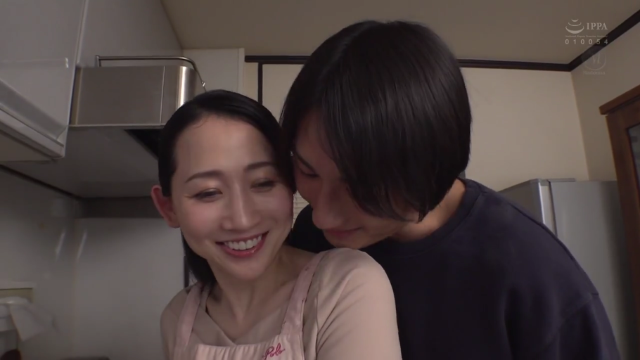 脸部 · 站立 · 微笑 · 剧情 · 交流 · 厨房 · 围裙