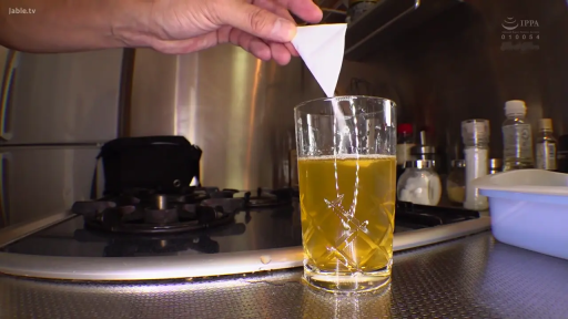 站姿 · 一人称視点 · キッチン · 玻璃杯 · 物品特写 · 下药