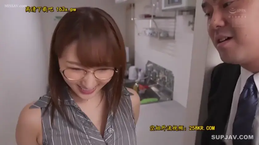 厨房 · 眼镜 · 站立 · 微笑 · 面部特写 · 交流 · 无袖条纹衫 · 亚洲