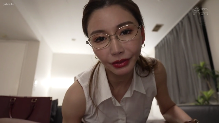 室内 · 面部 · 眼镜 · 白衬衫 · 微笑 · 注视 · POV · 俯视