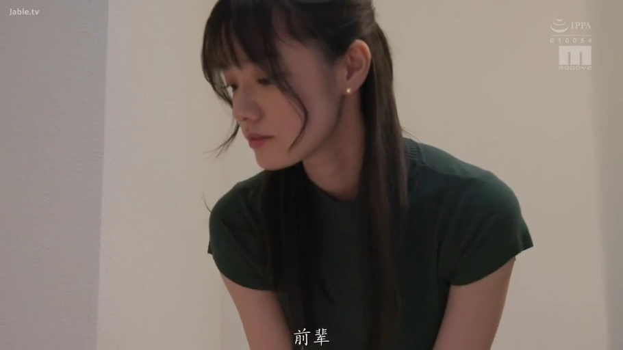 Indoor · 单人 · Stand · 平静 · Gaze · Side face · Green short-sleeved