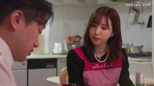 坐姿 · 平静 · 餐桌 · 对视 · 厨房 · 近景 · 围裙 · 人妻