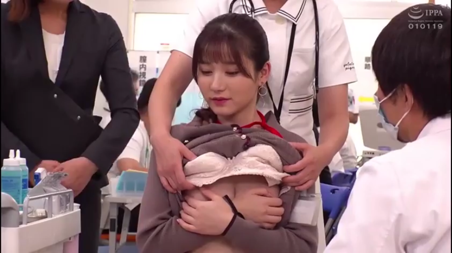 坐姿 · 开衫 · 半身 · 诊所 · 掀衣露乳