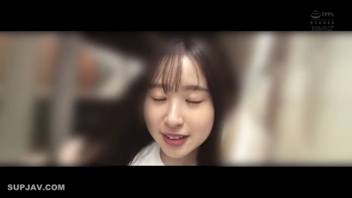 室内 · 微笑 · 面部特写 · 注视镜头 · 正面 · 白T恤 · 背景模糊