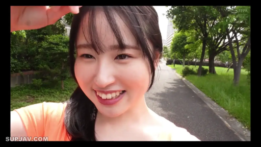 脸部特写 · 面对镜头 · 户外公园 · 开心微笑 · 橙色短袖 · 日光照射 · 散步自拍