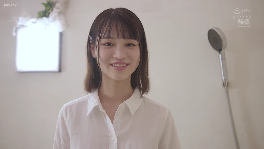 浴室 · 站立 · 白衬衫 · 面部特写