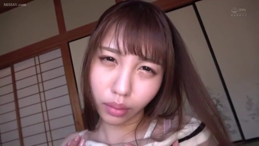 脸部特写 · 迷离 · 针织衫 · 注视镜头 · 长发 · 正对镜头 · 日式房间