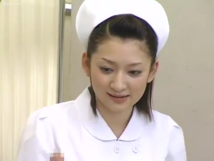 坐姿 · 交谈 · 严肃 · 侧脸特写 · 体育馆 · 红色运动背心