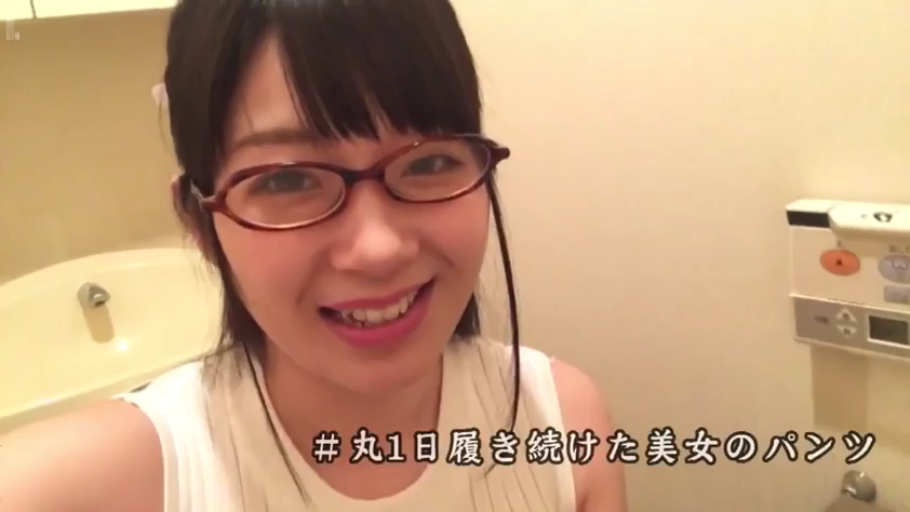 坐姿 · 脸部 · 眼镜 · 字幕 · 微笑 · 背心 · 开心 · 盥洗室