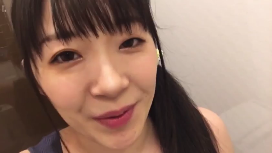 Indoor · Close-up of the face · 蓝色背心