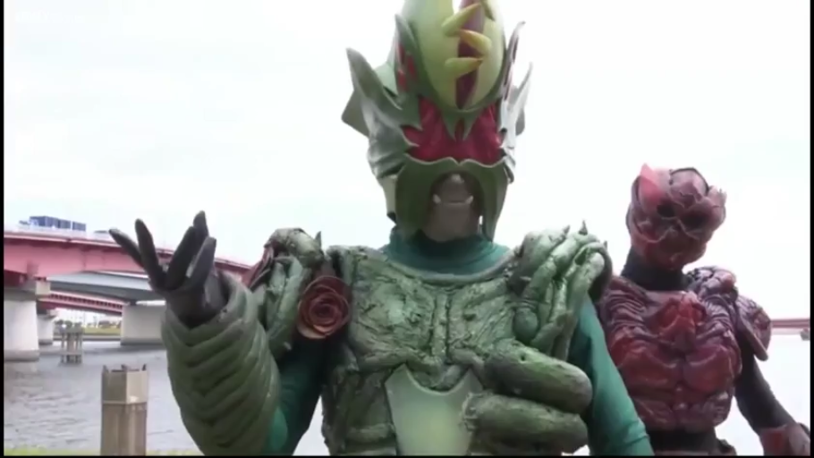 对话 · 上半身 · 无表情 · 伸手 · 特摄皮套 · 户外河畔 · 怪人