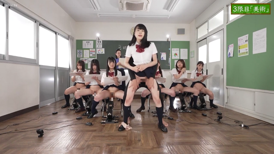 坐姿 · 面部 · 微笑 · 客厅 · 白色衬衫 · 说话 · 偷窥 · 电视