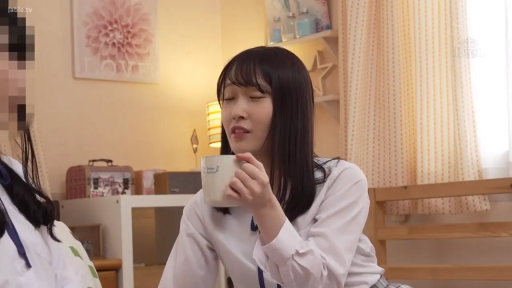 坐姿 · 卧室 · 白色衬衫 · 半身特写 · 居家场景 · 持杯饮水 · 马克杯 · 自然放松