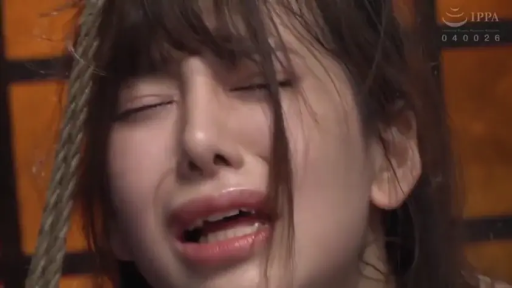 室内 · 顔部のクローズアップ · 仰頭