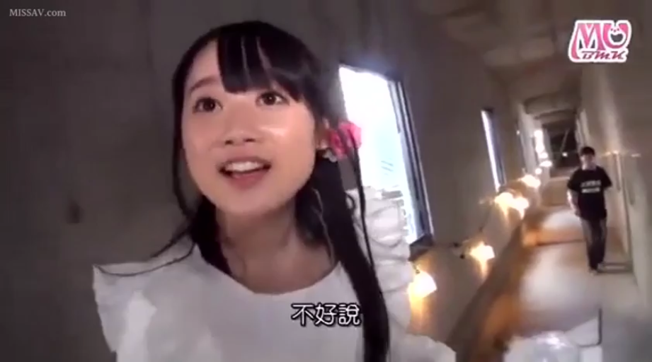 Close-up of the face · Standing Posture · Smile · Chinese subtitles · 看向镜头 · 室内走廊 · white dress · 花朵发饰