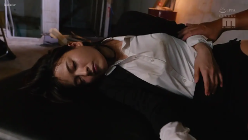 黑色外套 · 闭眼 · 仰卧 · 暗室 · 职业装 · 上半身 · 被抚摸