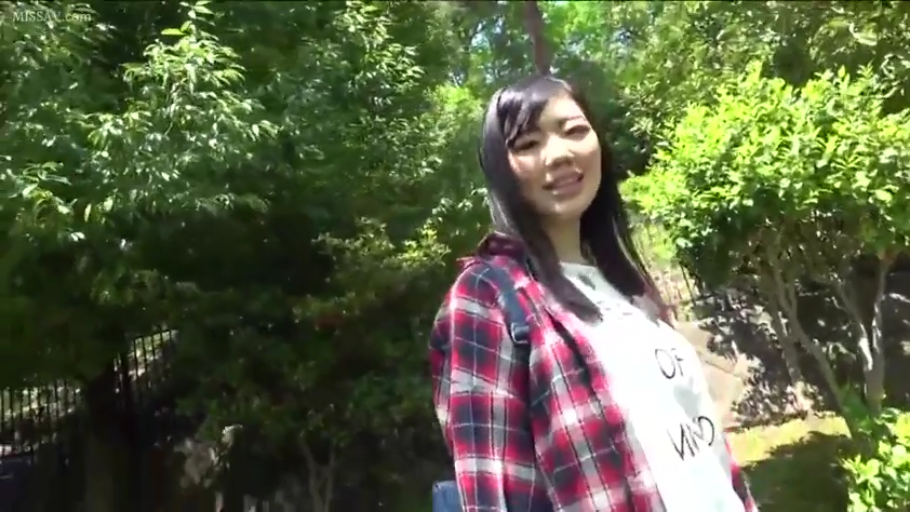 格子衬衫 · 站立 · 微笑 · 清纯 · 注视镜头 · 公园 · 中景特写 · 双肩包