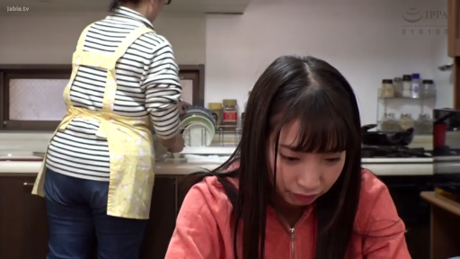 坐姿 · 面部 · 忧郁 · 厨房 · 日常服饰 · 生活化 · 发呆 · 厨具