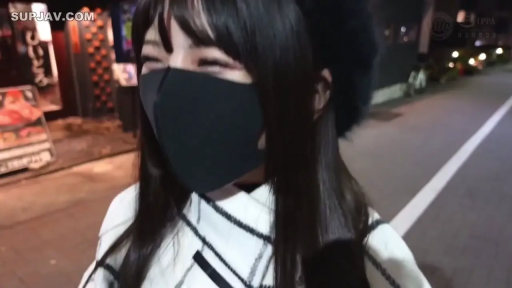 脸部特写 · 站姿 · 谈话 · 口罩 · 室外街道 · 黑色贝雷帽 · 眯眼笑 · 夜晚