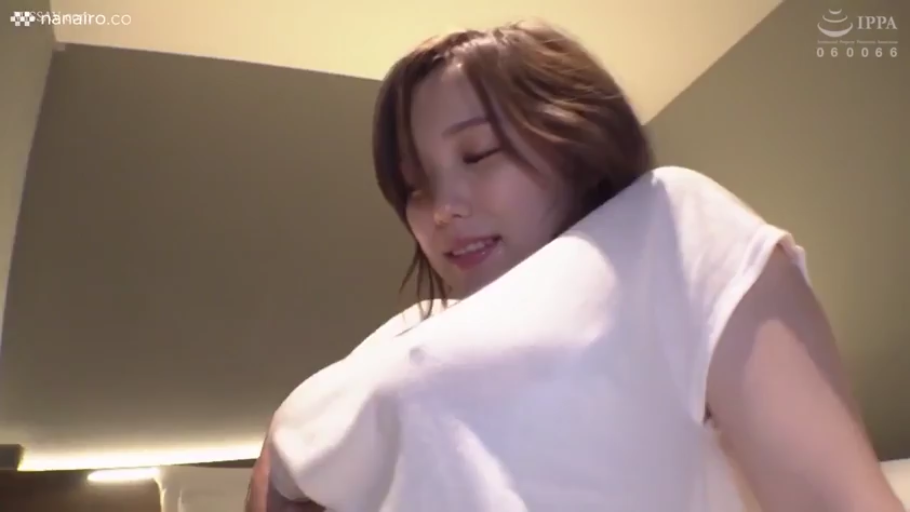 室内 · 坐姿 · 胸部特写 · 巨乳 · 微笑 · 俯视 · 白色T恤