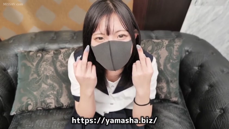 坐姿 · 校服 · 微笑 · 面部特写 · 室内沙发 · 口罩 · 竖中指