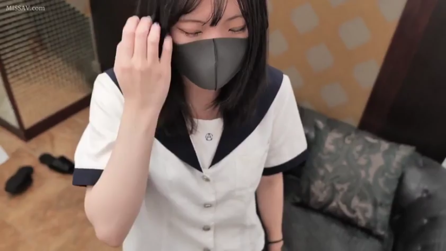 室内 · 羞涩 · 站姿 · 半身 · 水手服 · 口罩 · 素人 · 撩头发