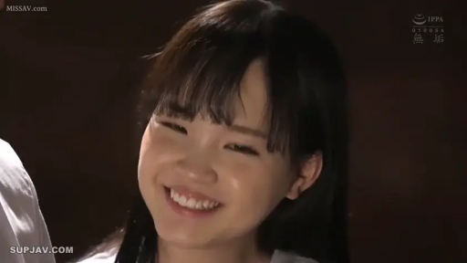 室内 · 脸部特写 · 正面 · 浅色上衣