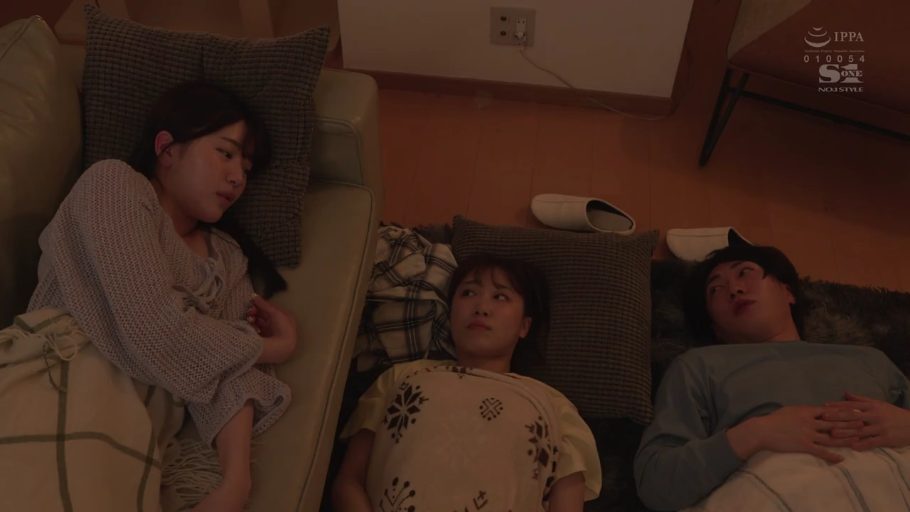 全景 · 平静 · pillow · Living room · Supine · 多人 · Pajamas · 休息