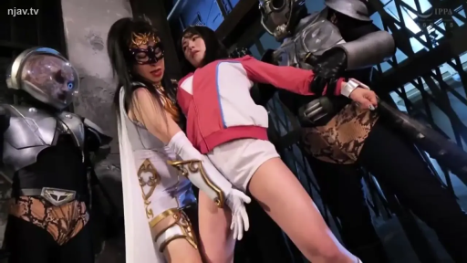 室内 · 中景 · 运动服 · 被抓