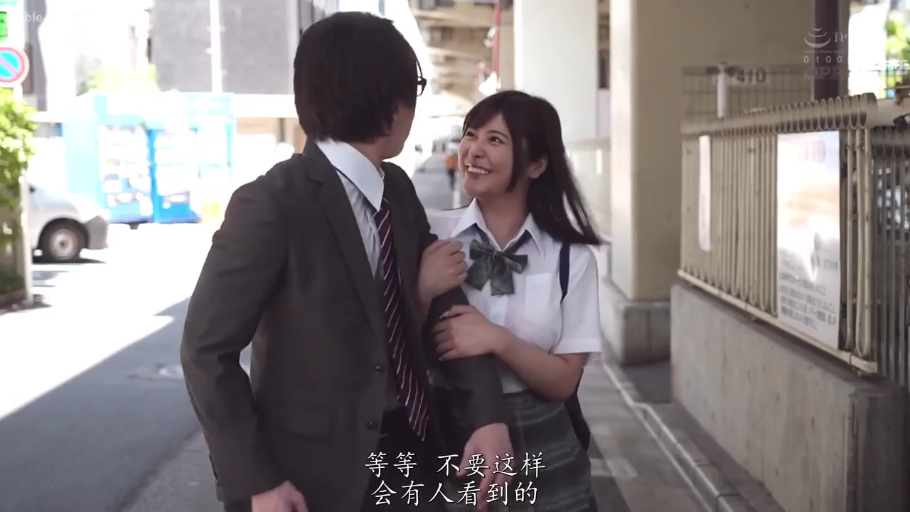 中景 · 微笑 · 屋外通り · 户外约会 · 书包 · 挽手行走 · 西装与校服