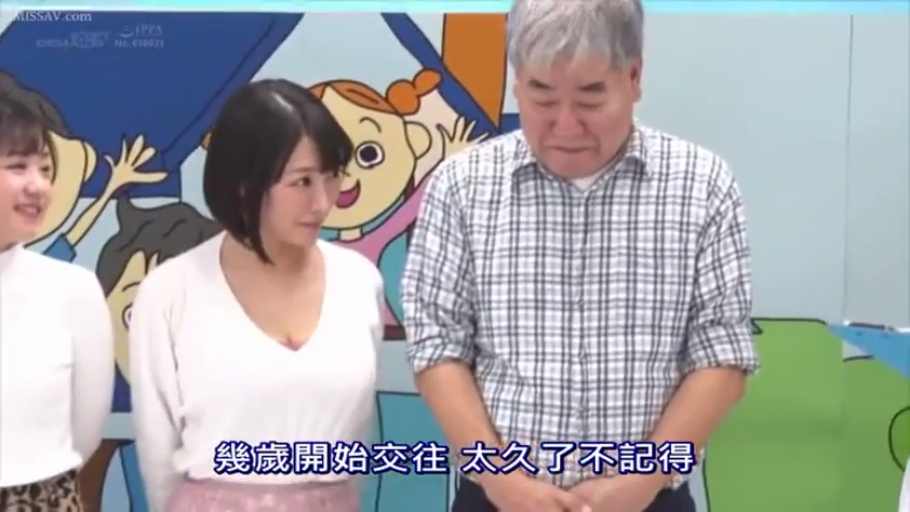 专注 · 口交 · 衬衫 · 台灯 · 客厅沙发 · 侧身中景 · 俯身跪坐