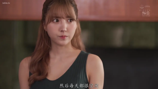 室内 · 单人 · 站立 · 平静 · 背心 · 注视 · 头部特写