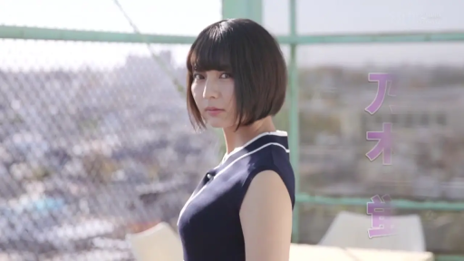 Serious · Stand · Half-body close-up · 短发 · Sleeveless top · 天台 · Side glance back