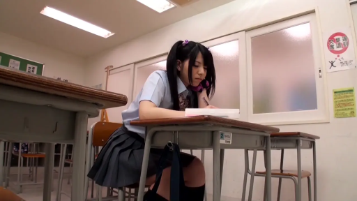 座り姿勢 · 全身 · 制服 · 教室 · 集中 · 机材 · 书写 · 女子高生