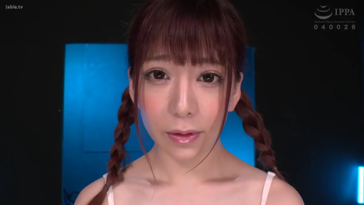 脸部特写 · 室内摄影棚 · 凝视 · 白色吊带 · 正对镜头 · 嘴唇微启 · 双马尾辫