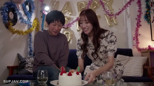 室内 · 坐姿 · 微笑 · 剧情 · 碎花连衣裙 · 生日蛋糕 · 庆祝生日