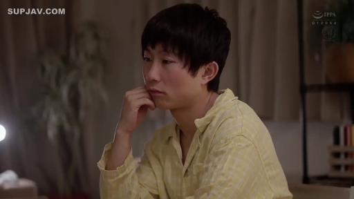 室内 · 面部 · 沉思 · 忧郁 · 男性角色 · 格子睡衣 · 托腮坐