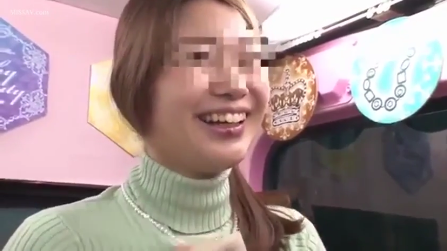 坐姿 · 脸部特写 · 车内 · 浅绿色高领针织衫