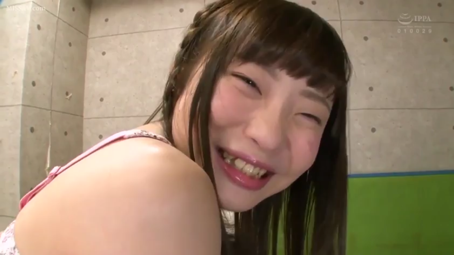 室内 · 身をかがめる · 顔のクローズアップ · 对视 · 笑容 · アジア人 · ピンクの吊り帯