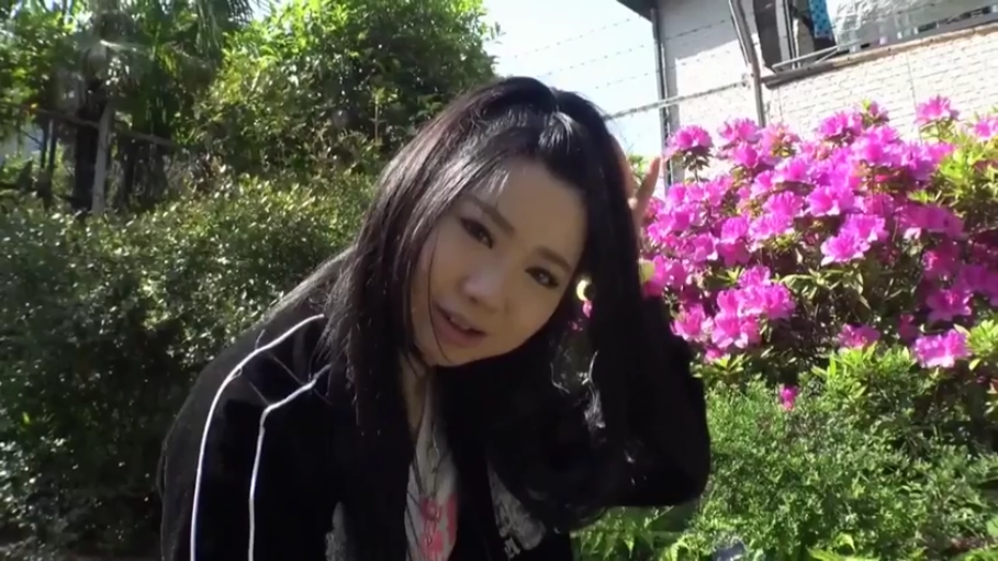 面部特写 · 花园 · 黑色运动夹克