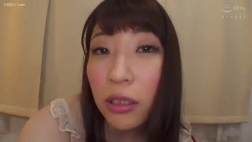 室内 · 平静 · 面部特写 · 白色蕾丝上衣 · 正坐 · 凝视 · 高清