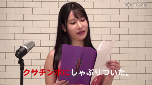 室内 · 专注 · 站姿 · 上半身 · 麦克风 · 红色裙装 · 读稿 · 声优