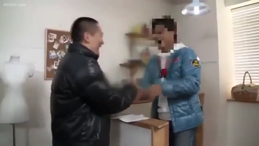 室内 · 马赛克 · 站立 · 中景 · 交流 · 笑容 · 羽绒服 · 人体模特