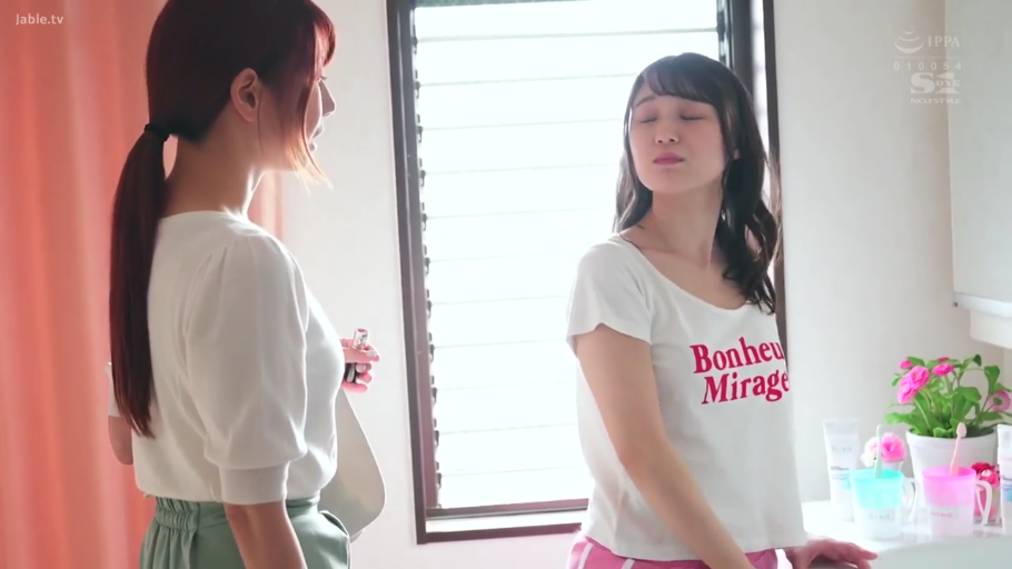 交谈 · 浴室 · 站立 · 中景 · 闭眼 · 白色T恤 · 日本AV · 洗漱用品