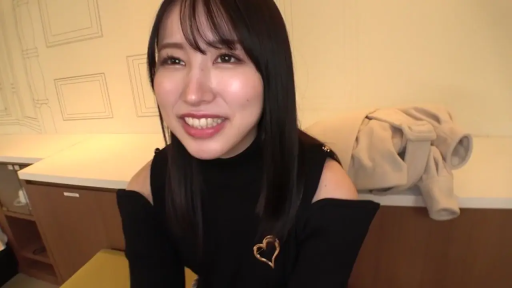 室内 · 坐姿 · 微笑 · 上半身 · 访谈视角 · 开朗 · 黑色露肩装 · 心形胸针