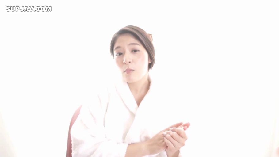 臀部 · 健身房 · 瑜伽垫 · 俯卧趴姿 · 蓝色紧身瑜伽服 · 拉伸瑜伽 · 大尺度曲线